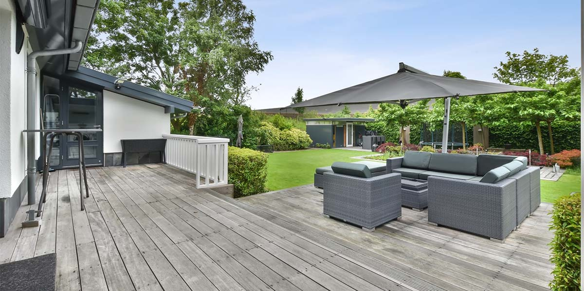 Sitting area with canopy in a large deck
